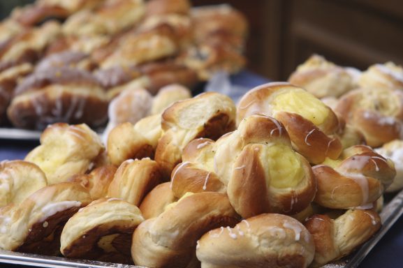 Frische, goldbraune Plundergebäcke mit zartem Quarkfüllung.