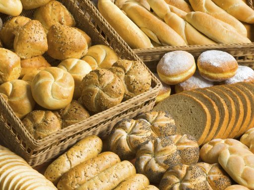 Vielfältige Brotsorten und Brötchen in Körben angeordnet.