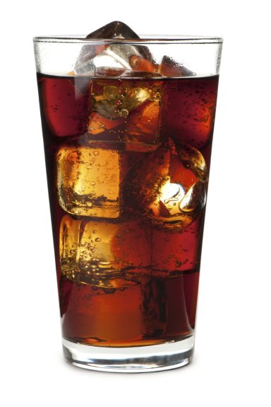 Ein Glas Cola mit Eiswürfeln.