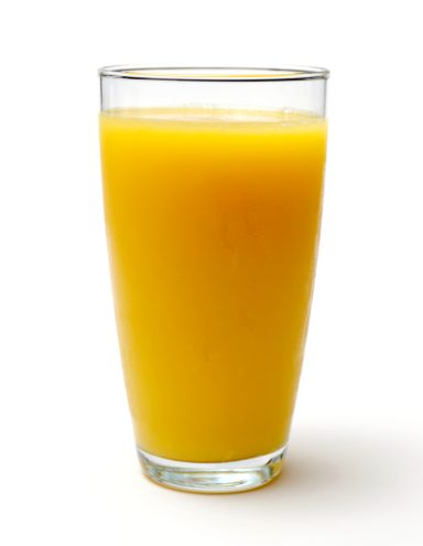 Ein Glas frisch gepresster Orangensaft.