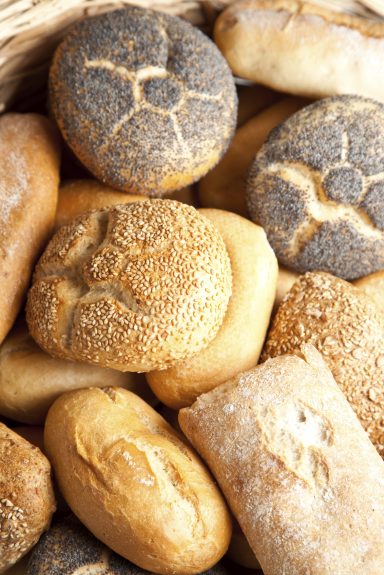 Verschiedene Brötchen in einer Körbchenanordnung, leicht knusprig und goldbraun.