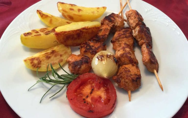 Orientalische Hauptspeisen. Orientalische Hauptspeise: saftige Shish-Taouk-Spieße von Al-Layal.