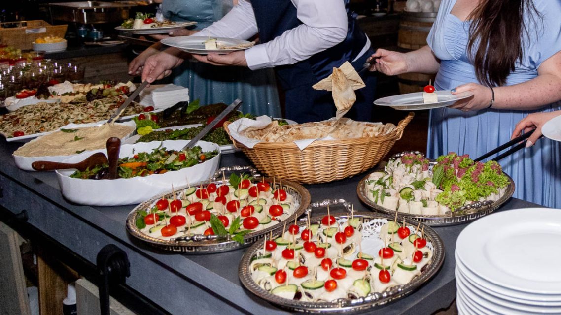 Ein festlich gedecktes Buffet von Al-Layal Catering, an dem sich die Gäste bedienen.