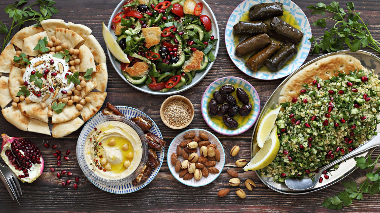 Bunter Mezze-Teller von Al-Layal-Catering mit Hummus und Tabouleh als Beispiel für ein orientalisches Buffet in Berlin-Brandenburg.