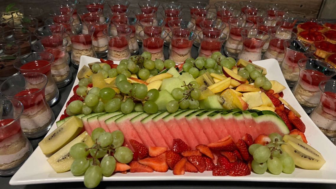 Eine frische Obstplatte und köstliche Desserts von Al-Layal-Catering.