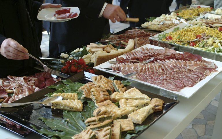 Businessbuffet: Fleischplatten & Brötchen | Al-Layal. Businessbuffet in Berlin mit Fleisch, Käse, Brötchen und Salaten.