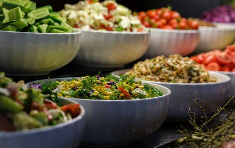 Vegane Speisen. Veganes Catering in Berlin: frische Salate und bunte Gemüsegerichte.