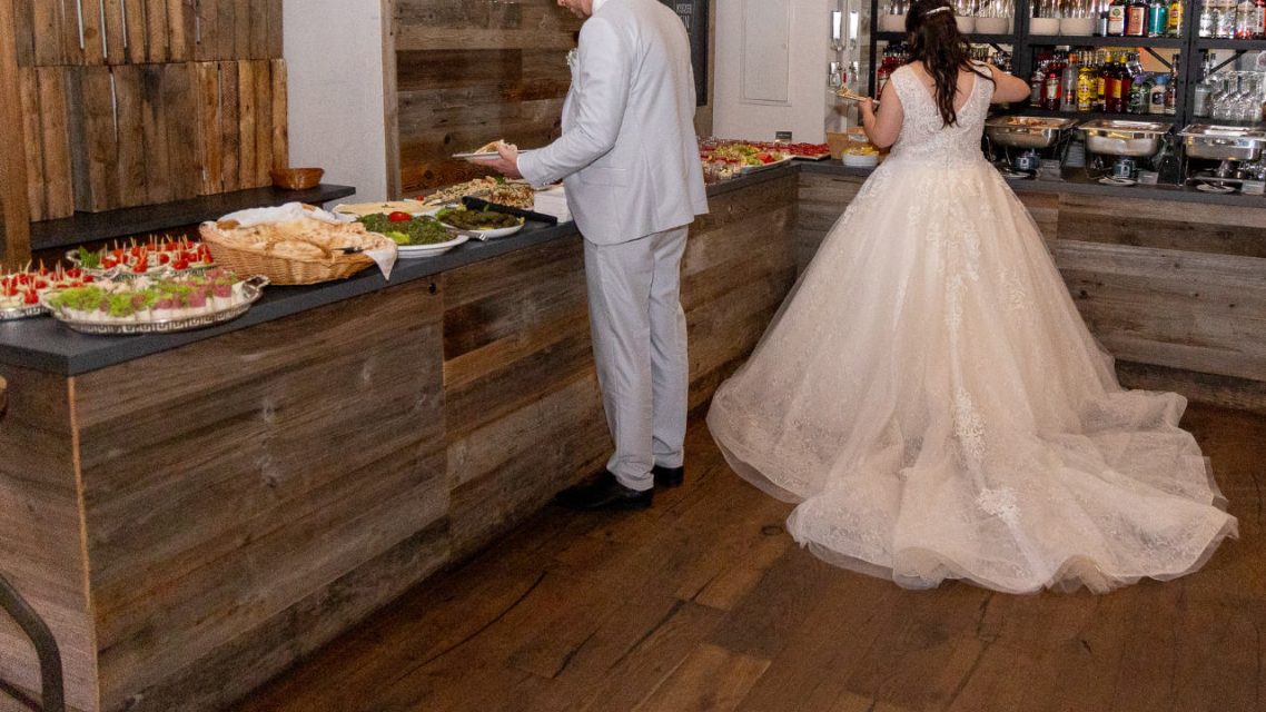 Ein Brautpaar genießt ein Buffet von Al-Layal Catering.