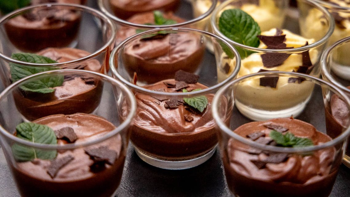 Attraktive Dessertgläser auf einem Buffet von Al-Layal Catering.