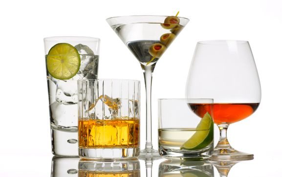 Getränke Catering Berlin | Getränkeauswahl für Events | Al-Layal. Vielfältige Getränkeauswahl von Al-Layal Catering, darunter Softdrinks, Säfte und Weine, ansprechend präsentiert.