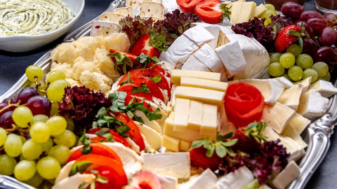Attraktive kalte Platten auf einem Buffet von Al-Layal Catering.