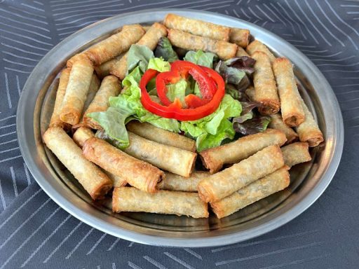 Rukaket ma al Lahme Rukaket ma al Lahme: orientalisches Fingerfood mit würzigen Teigtaschen mit Fleischfüllung.