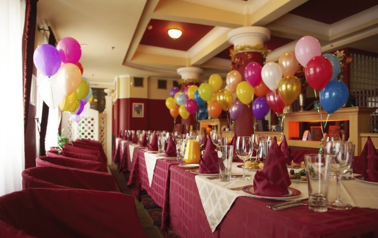 Geburtstagsbuffet Berlin: festliche Atmosphäre | Al-Layal. Festlich dekorierter Raum für ein Geburtstagsbuffet in Berlin.
