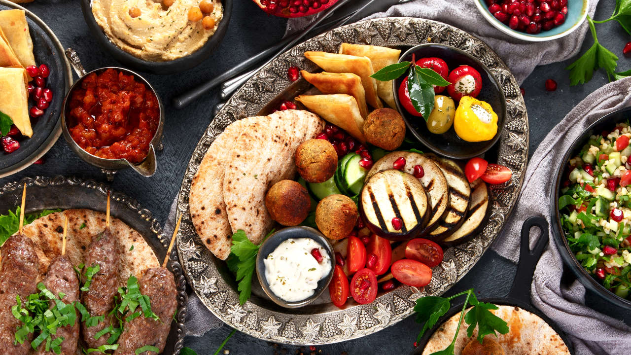 Mezze-Buffet von Al-Layal Catering mit Mutabel und frischem Fladenbrot für orientalische Feiern in Berlin-Brandenburg.