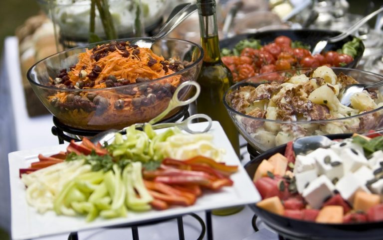 Buffetservice Berlin: buntes Salatbuffet mit frischen Zutaten. Buffetservice Berlin: buntes Salatbuffet mit frischen Zutaten & Dressings.