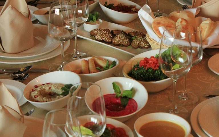 Mezze-Catering Berlin | Orientalische Spezialitäten. Al-Layal Mezze Catering Berlin zeigt verschiedene orientalische Vorspeisen, Dips und kleine Häppchen.