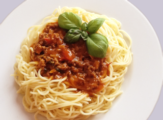 Spaghetti mit Bolognesesauce und frischem Basilikum.