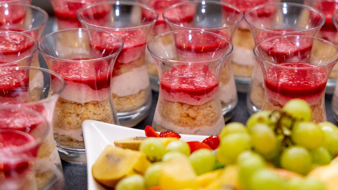 Attraktive Dessertgläser und eine frische Obstplatte von Al-Layal Catering.