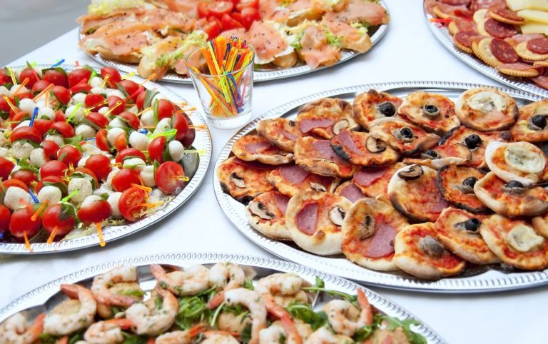 Buffetservice Berlin: reichhaltiges kaltes Buffet mit gesunden Speisen. Buffetservice Berlin: reichhaltiges kaltes Buffet mit gesunden & köstlichen Optionen.