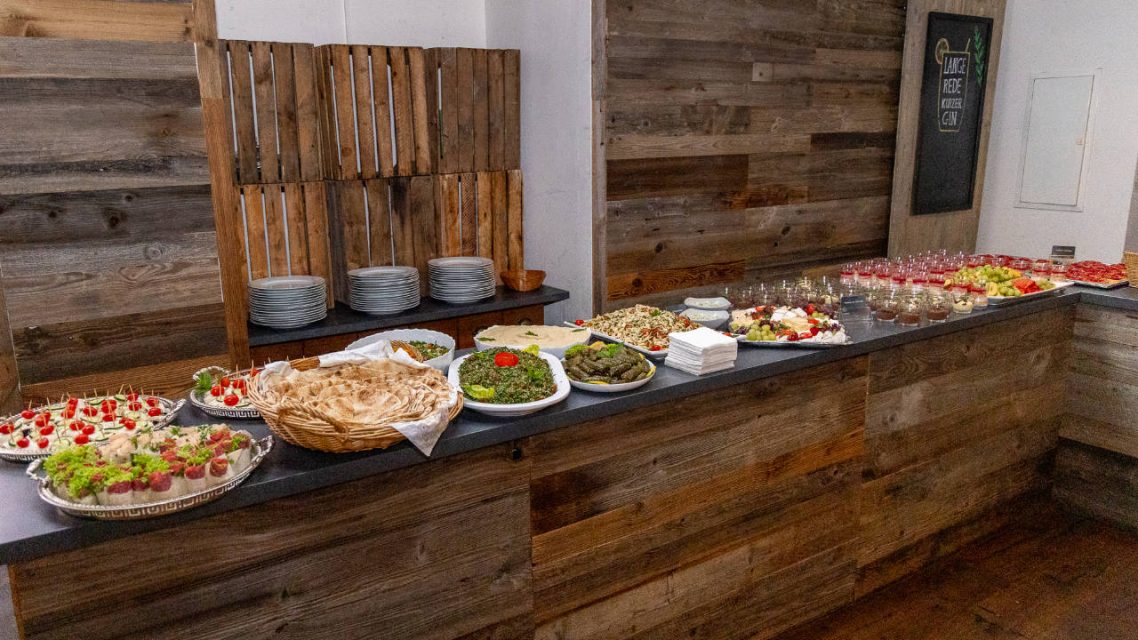 Reichhaltiges Buffet von Al-Layal Catering mit kalten und warmen Speisen.
