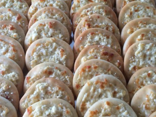 Käsepartypizza Kleine Käsepartypizza-Stücke als orientalisches Fingerfood für Partysnacks in Berlin & Brandenburg.