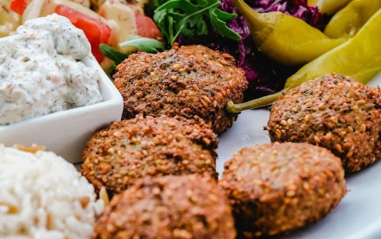 Al-Layal Catering: Vegetarische Falafel und Salate für Ihre Feier in Berlin. Spezialisiertes Catering Berlin: Vegetarische Falafel, Dips und Reis für private Feiern.