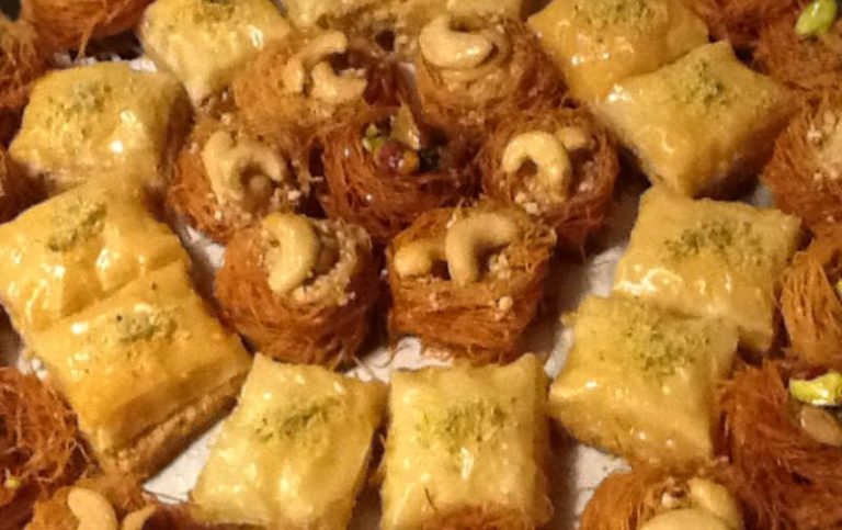 Orientalisches Dessert Baklava. Orientalisches Dessert: süßes, knuspriges Baklava von Al-Layal.