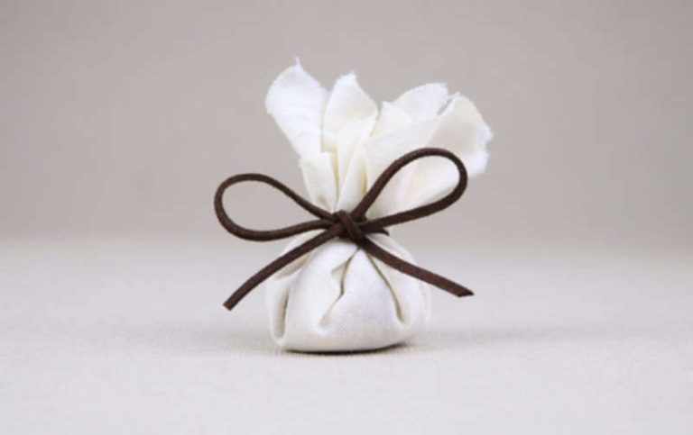 Gastgeschenke für Events | Al-Layal Catering Berlin. Liebevoll verpackte Gastgeschenke von Al-Layal Catering, bereit zum Verschenken auf einer Hochzeit oder Feier.