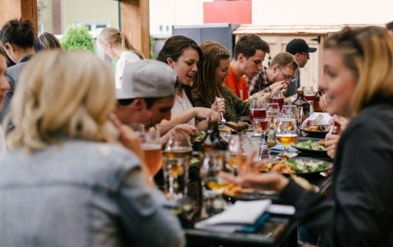 Event-Catering Berlin: professioneller Service für Ihre Firmenfeier. Libanesisches Eventcatering: elegantes Buffet & Menüs für Firmenveranstaltungen in Berlin & Brandenburg.