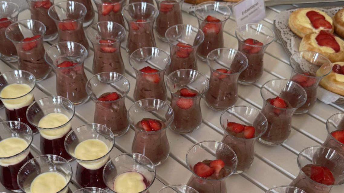 Edle Dessertgläser mit cremiger Mousse au Chocolat von Al-Layal Catering in Berlin-Brandenburg.