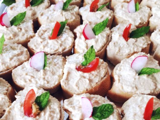 Mutabal Canapé Mutabal Canapé: orientalisches Fingerfood mit Auberginencreme.
