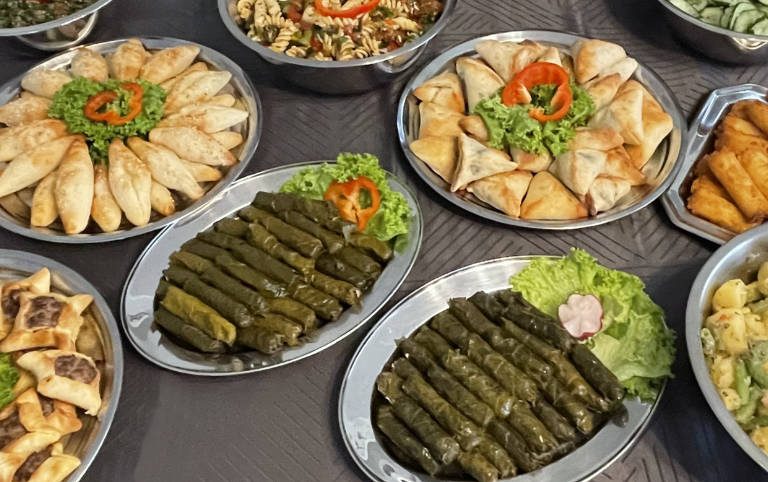 Ein reichhaltiges orientalisches und arabisches Buffet mit einer Vielfalt an Speisen. Buffetservice in Berlin & Brandenburg: eine appetitliche Auswahl an orientalischen und arabischen Speisen.