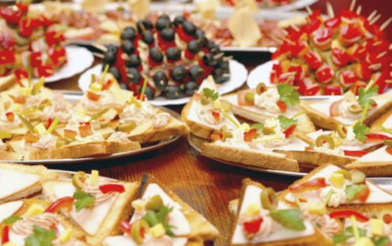 Europäisches Fingerfood und Canapés. Vielfältiges europäisches Fingerfood und Canapés von Al-Layal.