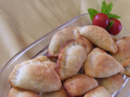 Sanbusek Orientalisches Sanbusek: knuspriges Fingerfood mit herzhafter Füllung in Berlin & Brandenburg.