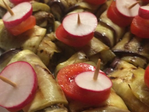 Gefüllte Aubergineröllchen Gerollte Aubergineröllchen mit Käsefüllung als orientalische Partysnacks in Berlin & Brandenburg.