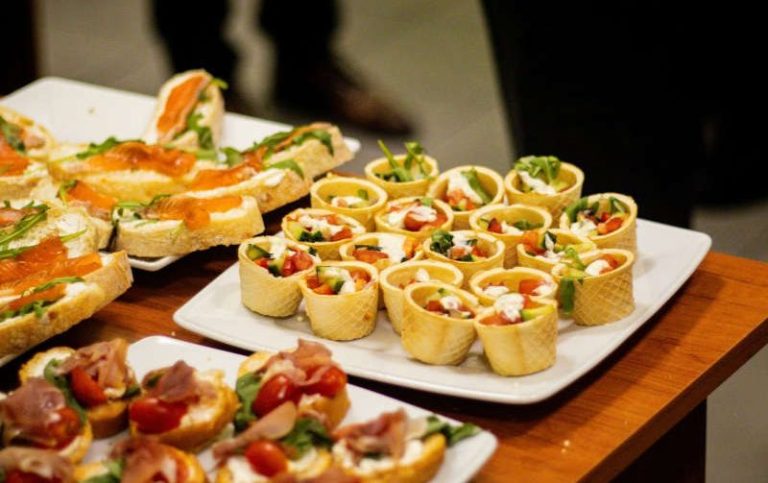 Firmenfeier-Catering Berlin: Exklusives Fingerfood für Ihr Event. Business-Catering Berlin: Elegantes Fingerfood bei einem Empfang oder einer Firmenfeier.
