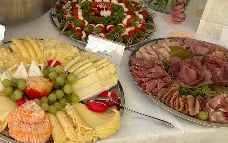 Ein reichhaltiges europäisches Buffet mit einer Vielfalt an warmen und kalten Speisen. Ein festliches europäisches Buffet in Berlin mit kalten und warmen Gerichten.