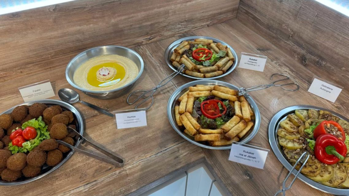 Reichhaltiges Mezze-Buffet von Al-Layal Catering.