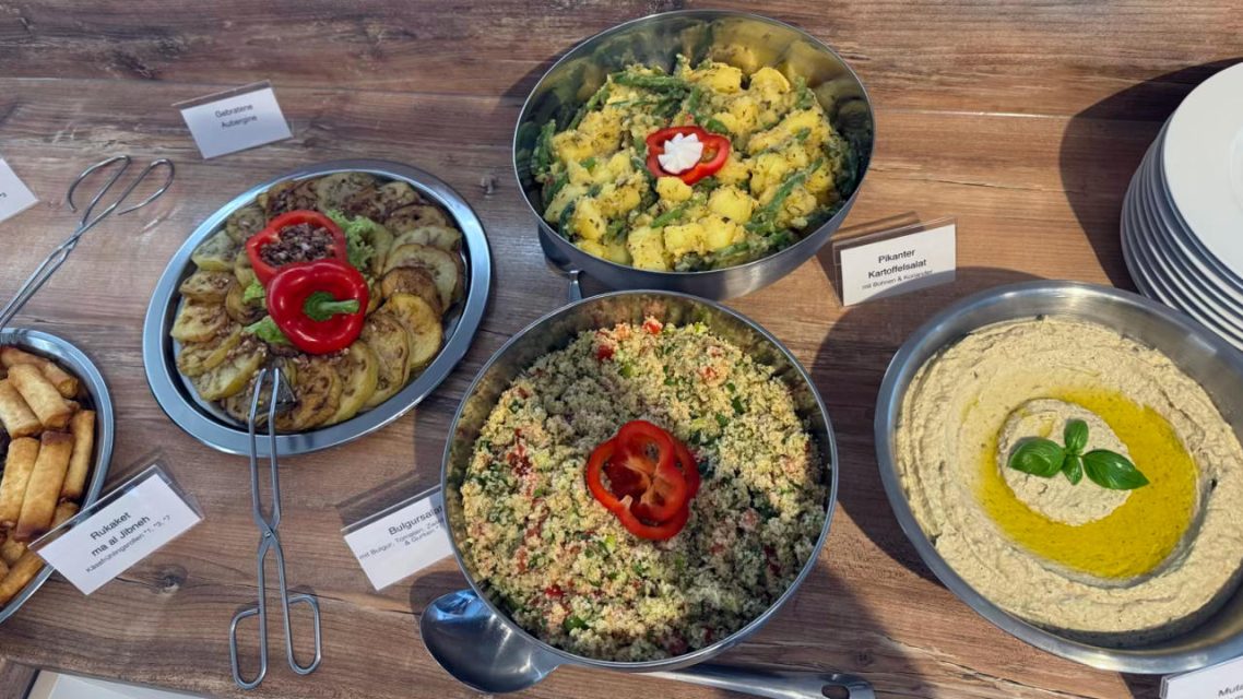 Orientalische Mezze-Gerichte von Al-Layal Catering, kunstvoll präsentiert.
