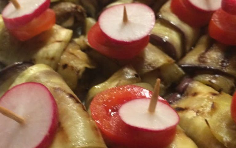 Orientalisches Fingerfood & Canapé. Orientalisches Fingerfood & Canapés: Auberginenröllchen als arabische Spezialität.