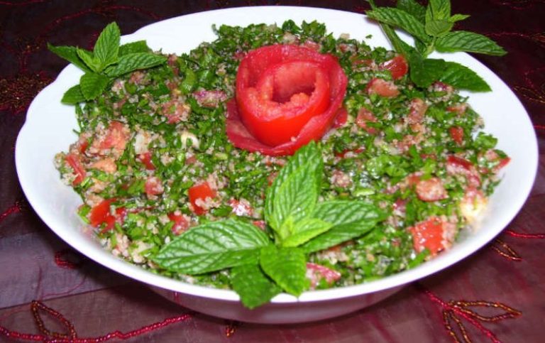 Orientalische Salate. Orientalischer Taboulé-Salat: frischer libanesischer Salat von Al-Layal.