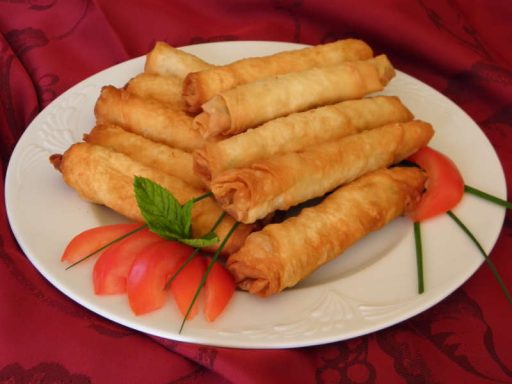 Rukaket ma al Jibneh Rukaket ma al Jibneh: orientalisches Fingerfood mit Käsefüllung.