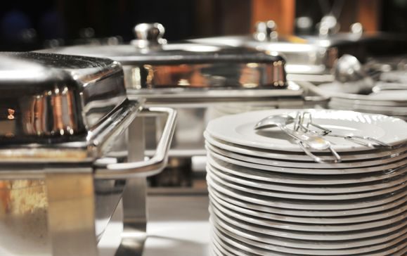 Leihgeschirr mieten Berlin | Catering Geschirr | Al-Layal. Elegantes Leihgeschirr, Teller und Besteck von Al-Layal Catering für eine stilvolle Tafel.