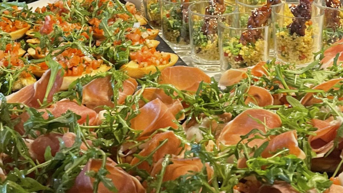 Attraktives, europäisch inspiriertes Fingerfood von Al-Layal Catering.